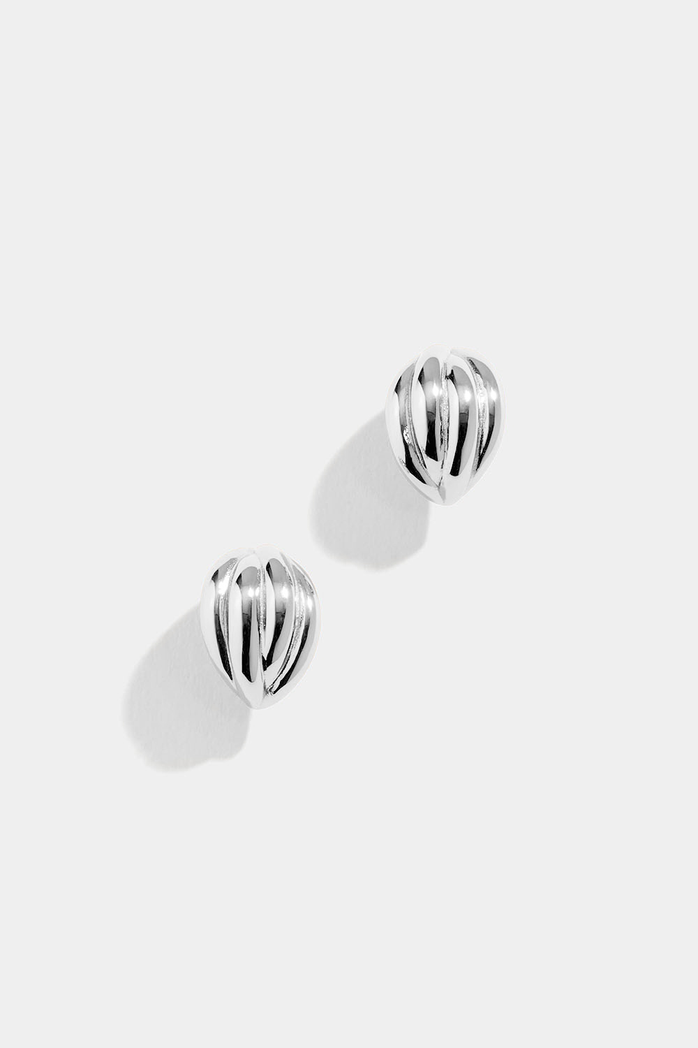 Brede øreringer i ekte sølv med riflet design