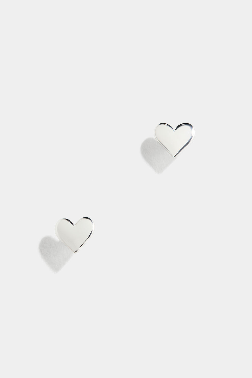 Små, flate hjerteformede øredobber i ekte sølv
