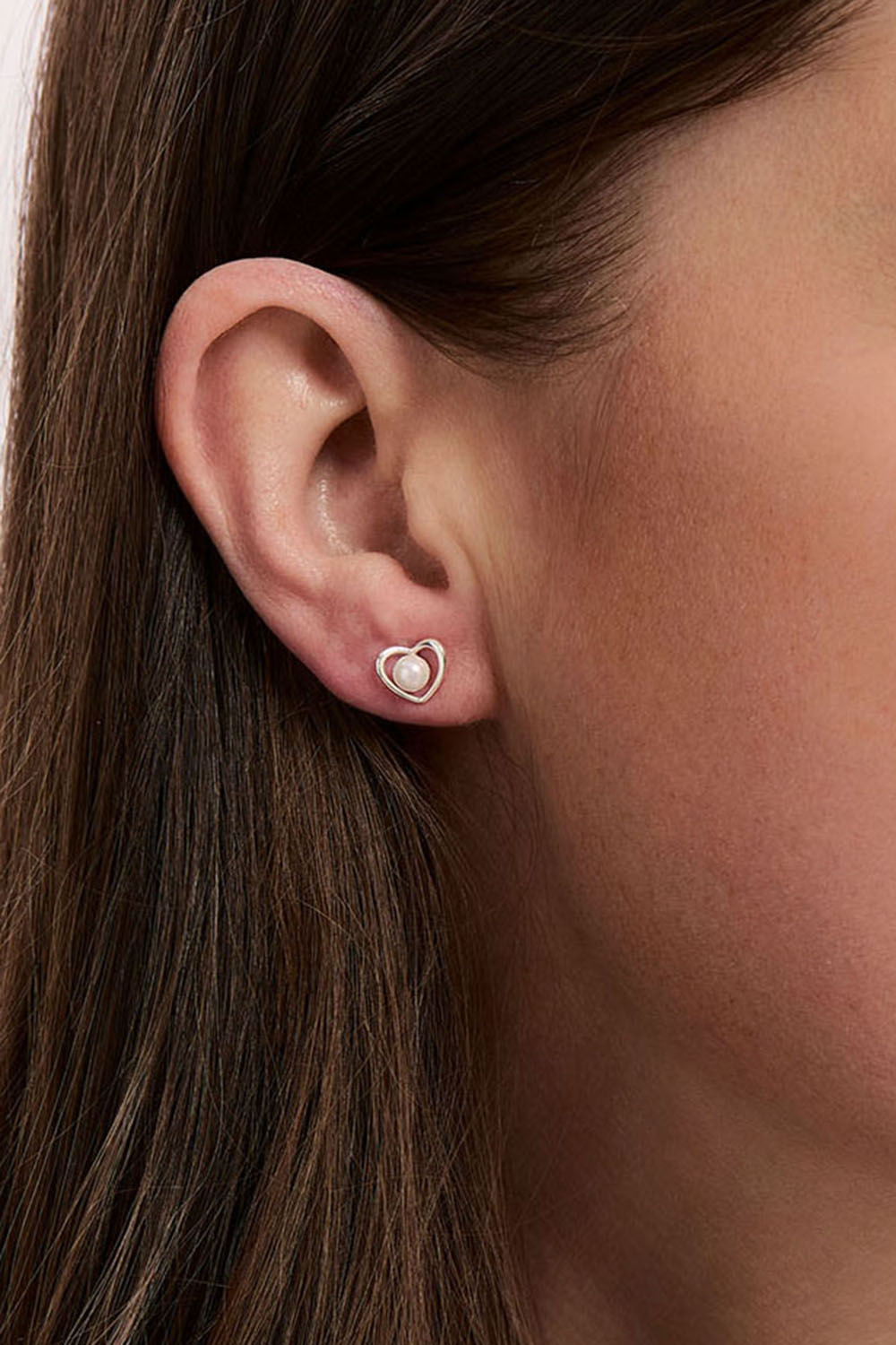 Øredobber i ekte sølv med hjerteform og perle