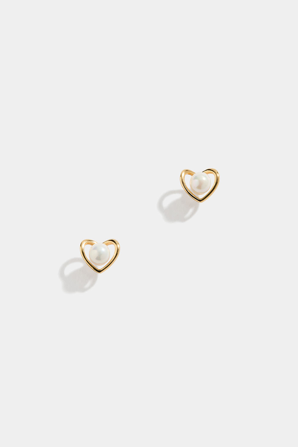 Hjerteformede øredobber i 18 k forgylt sølv med perle.