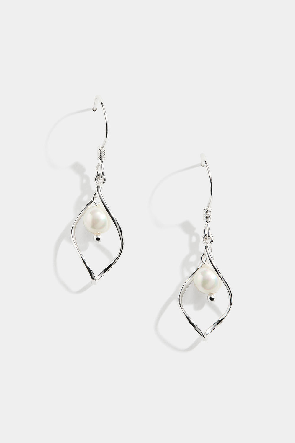Tvunnede øredobber i ekte sølv med ferskvannsperle
