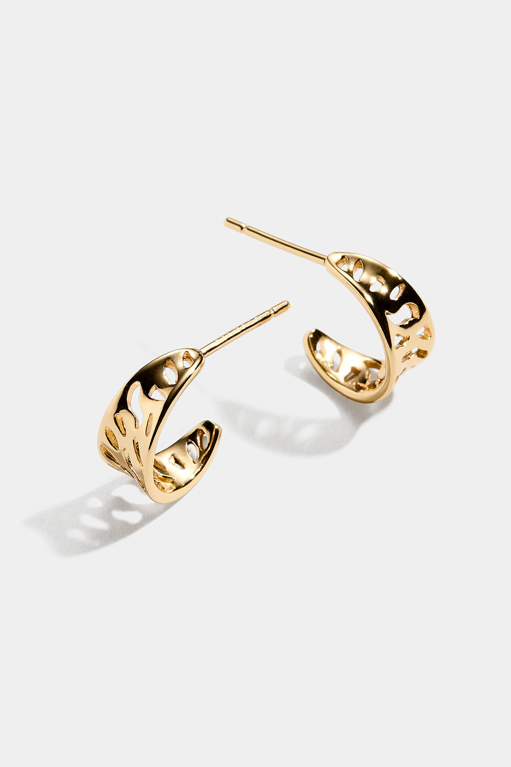 Hoops i 18k forgylt ekte sølv med utskårne detaljer