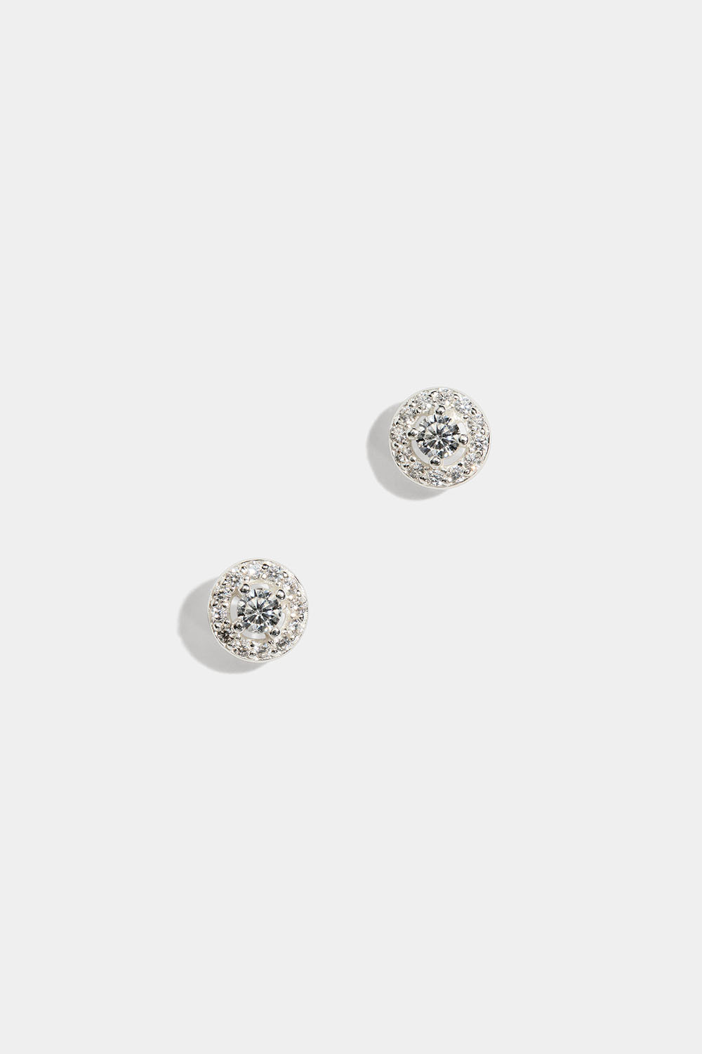 Runde studs i ekte sølv med en sirkel av Cubic Zirconia