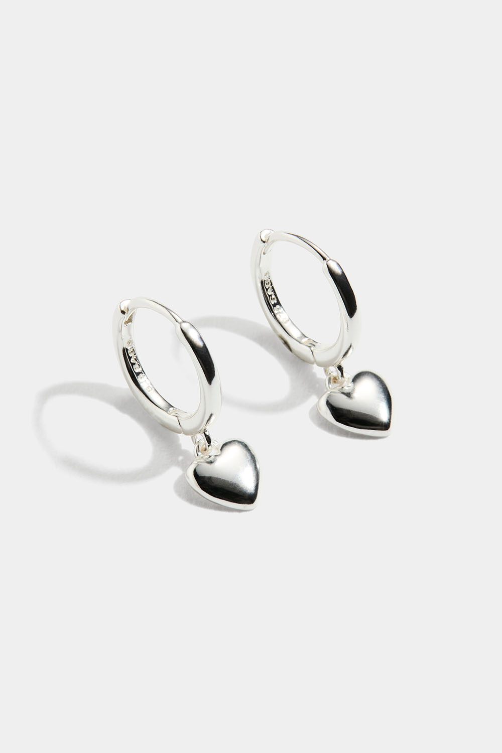 Hoops i ekte sølv med hengende hjerter