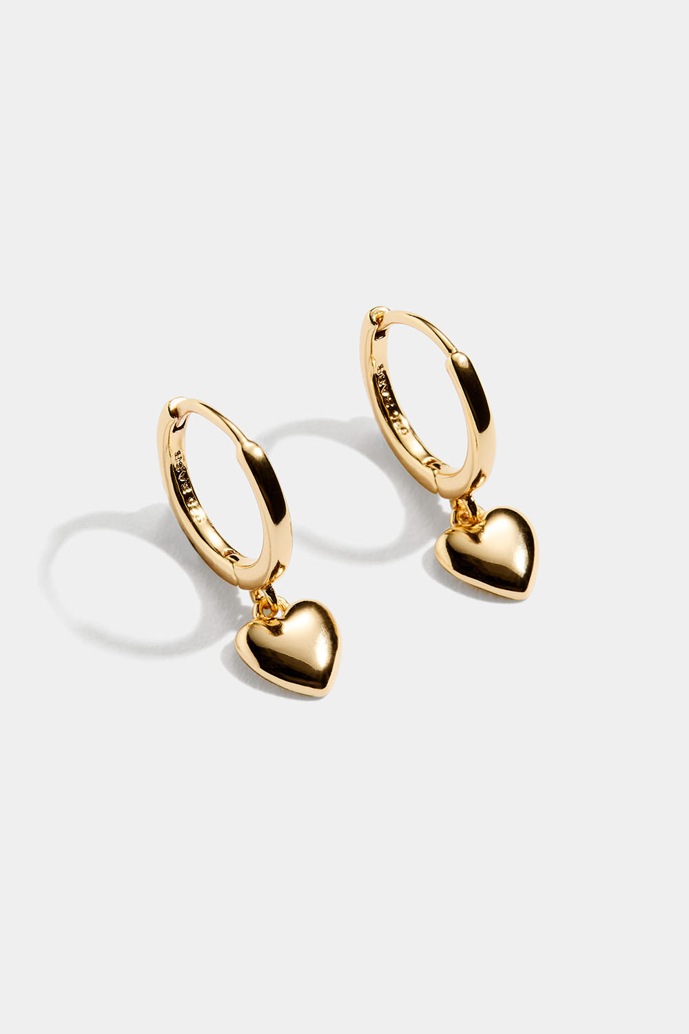 Hoops i 18k forgylt ekte sølv med hengende hjerter