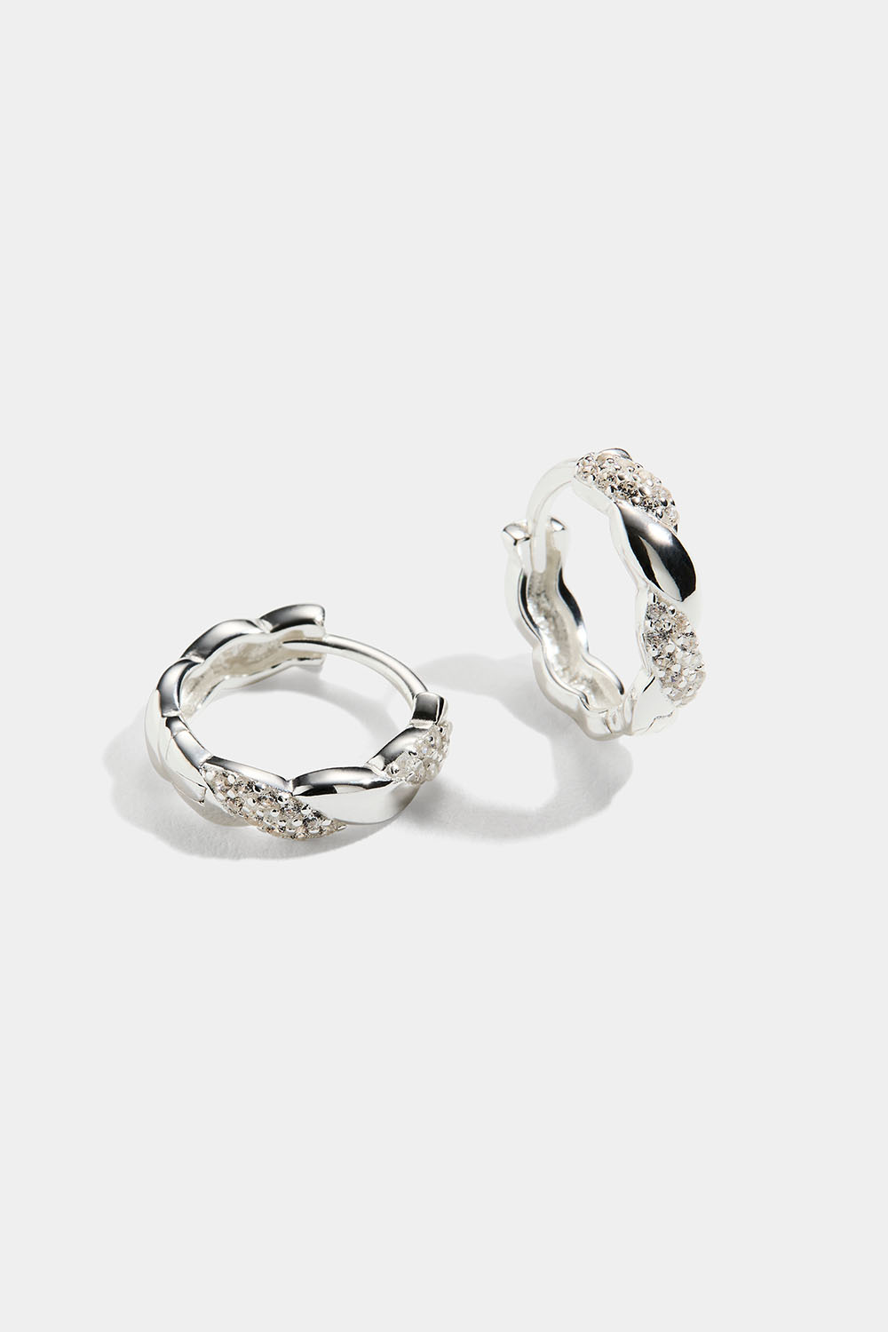 Små hoops i ekte sølv i tvunnet design og Cubic Zirconia