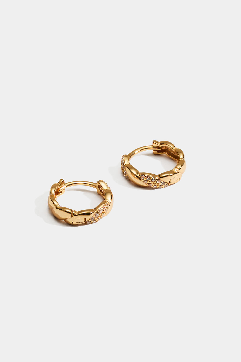 Små øreringer i ekte sølv belagt med 18 karat gull i tvunnet design og med cubic zirkonia