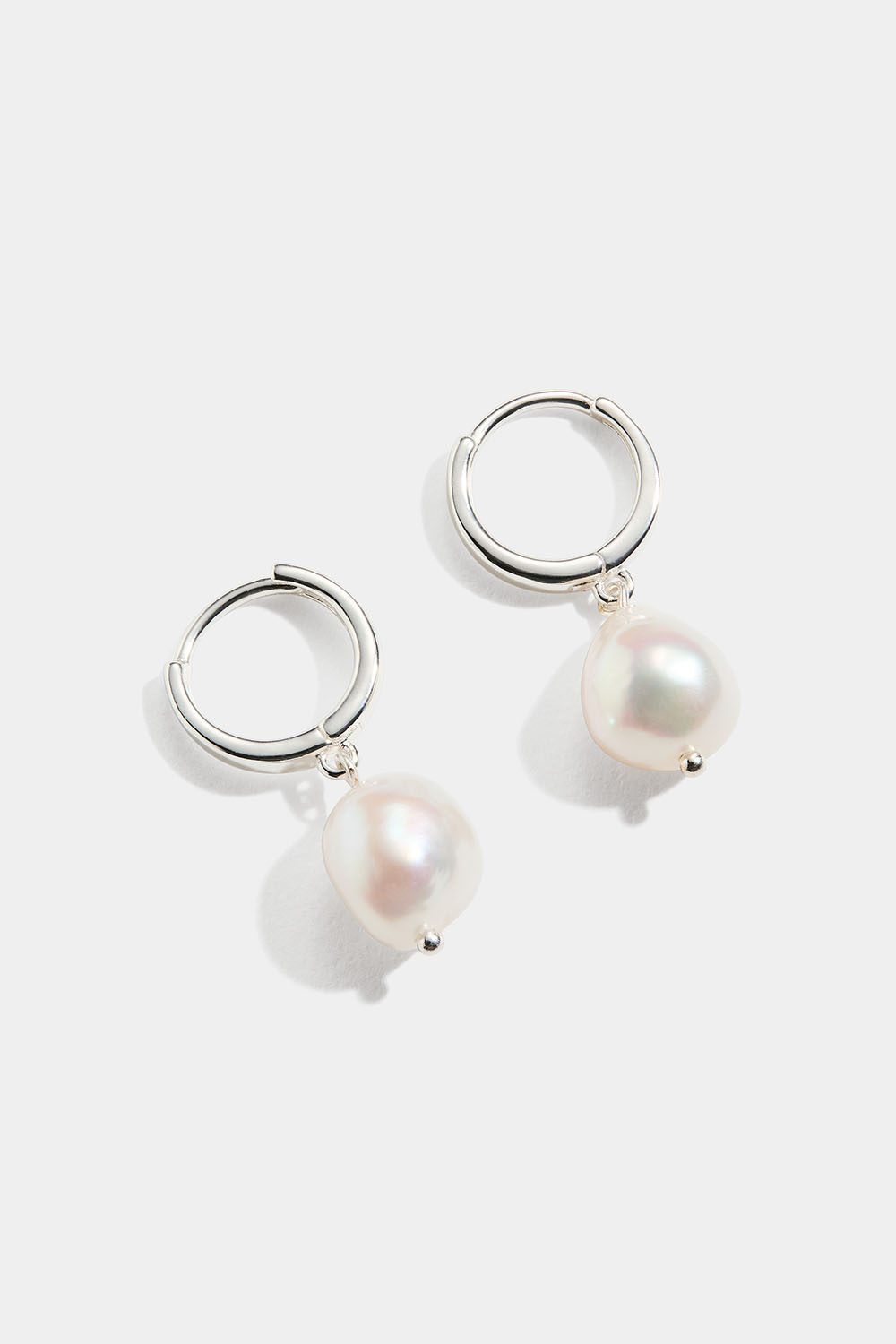 Små hoops i ekte sølv med ferskvannsperle