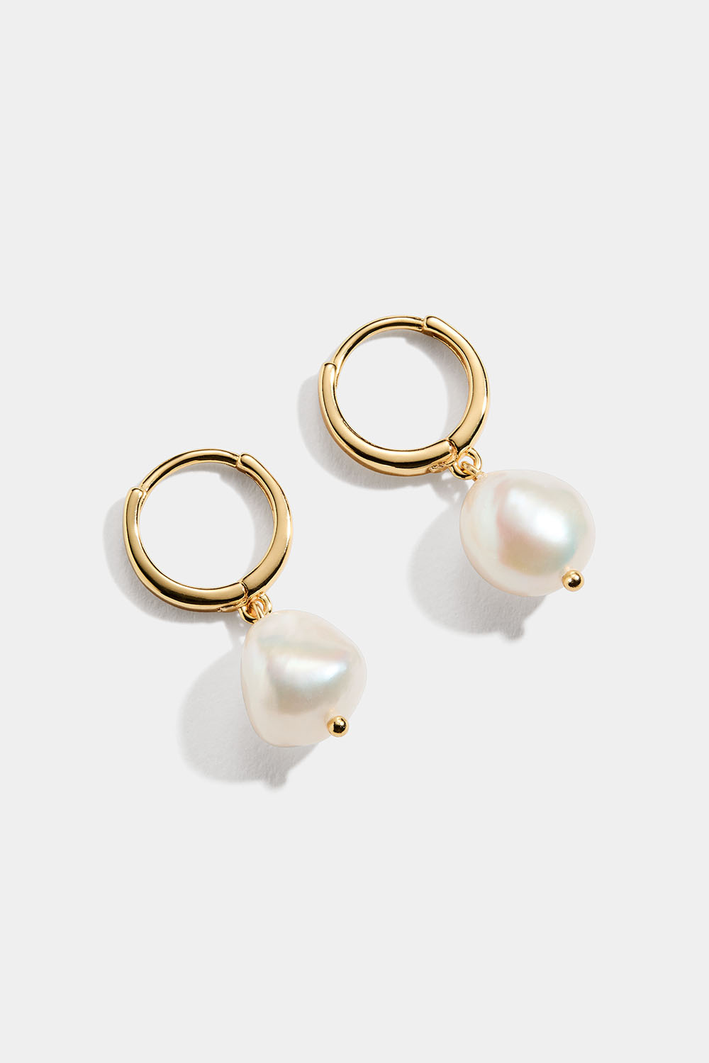 Små hoops i 18k forgylt ekte sølv med ferskvannsperle