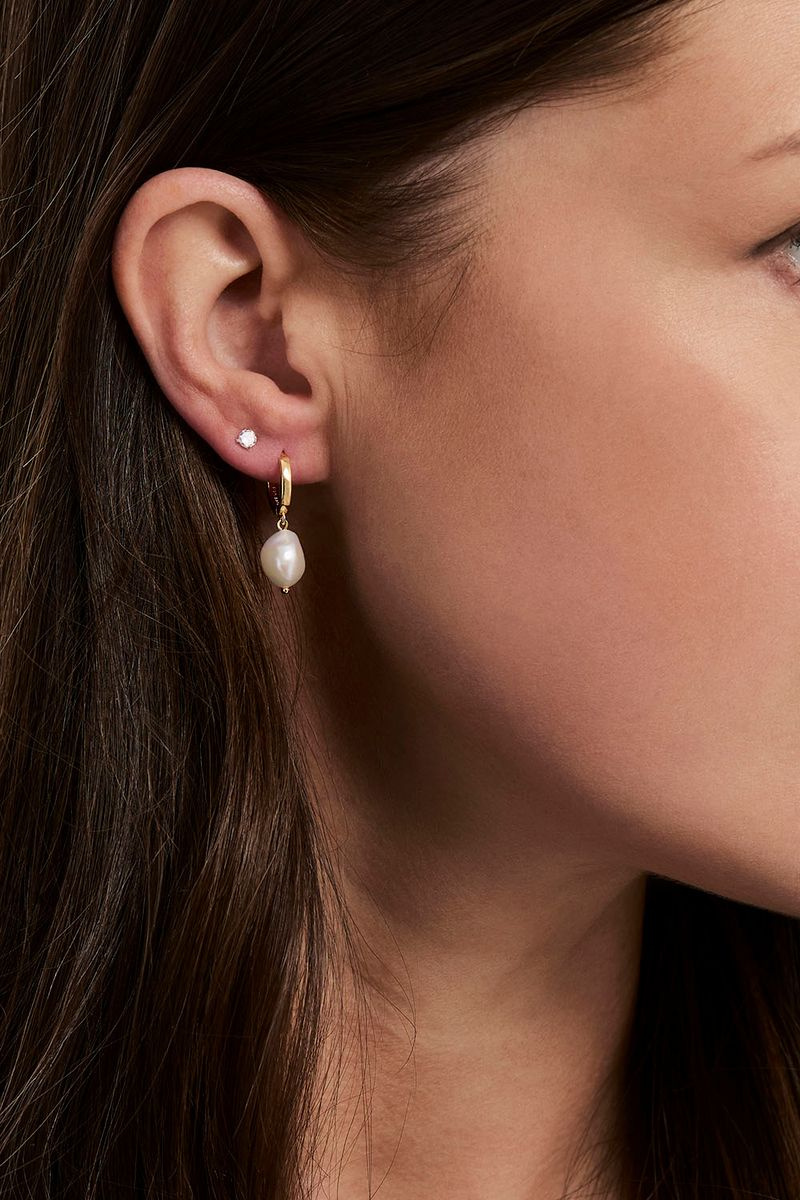 Små hoops i 18k forgylt ekte sølv med ferskvannsperle