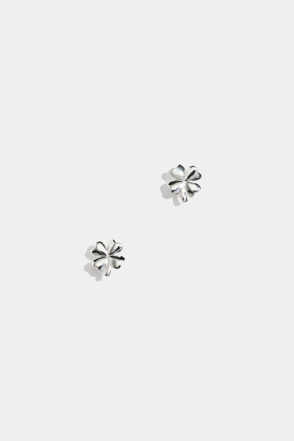 Små sølvstuds formet som firkløver