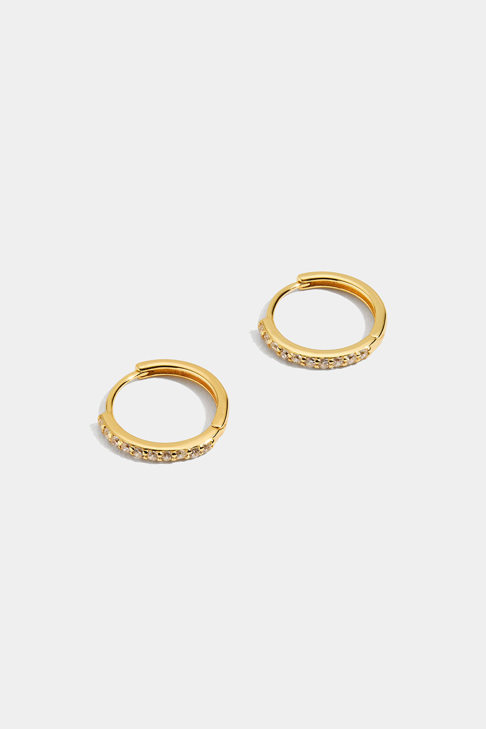 Hoops i 18 k forgylt sølv med rad av Cubic Zirconia