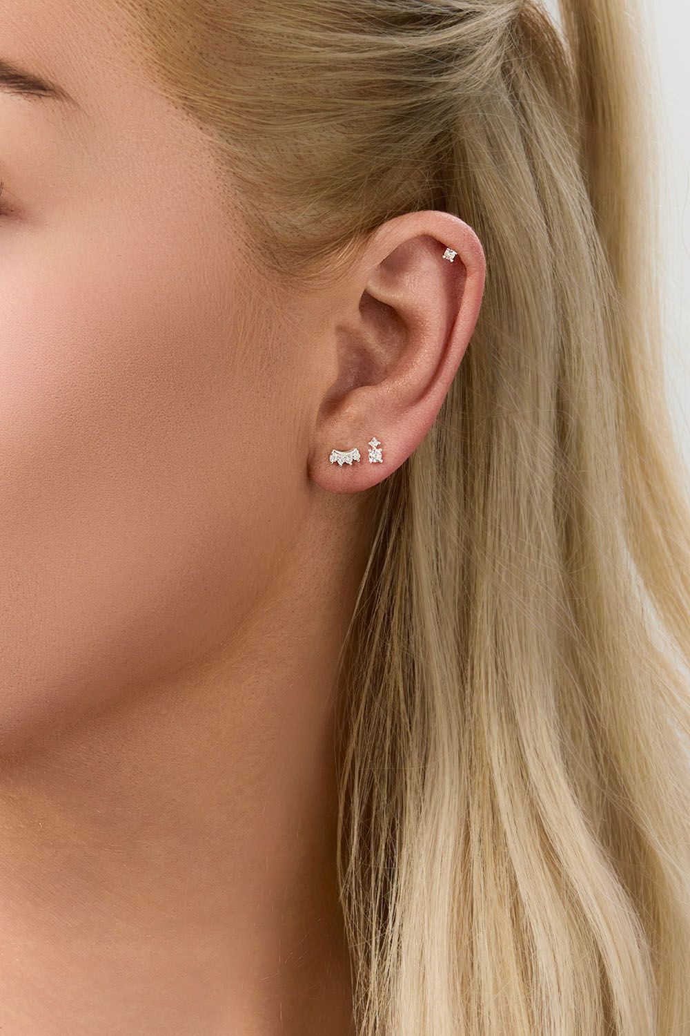 Ministuds i ulike former for flere hull i øret, i ekte sølv med Cubic Zirconia