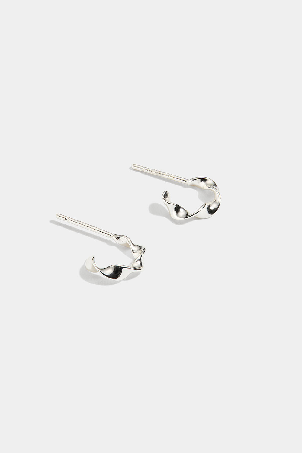 Små, tvunne hoops i ekte sølv