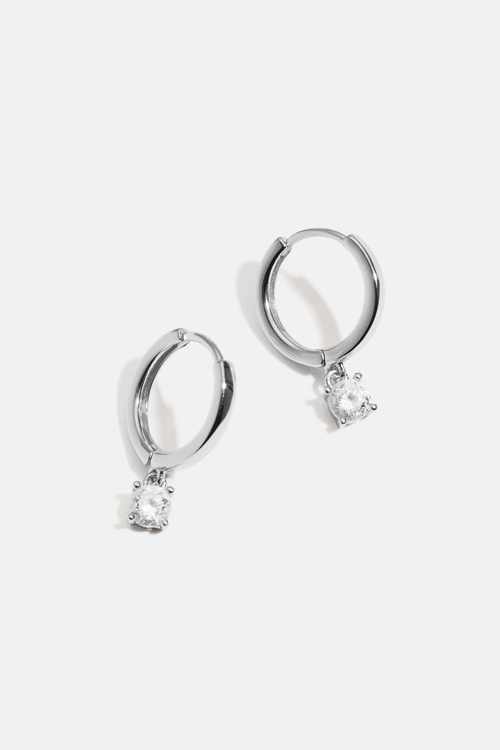 Øreringer i ekte sølv med rund cubic zirkonia