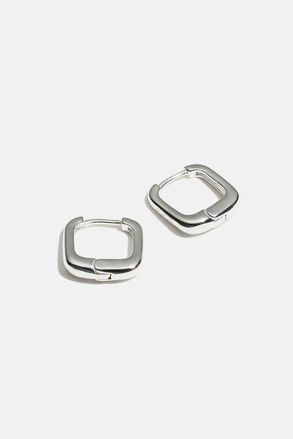 Mellomstore kvadratiske øreringer i ekte sølv