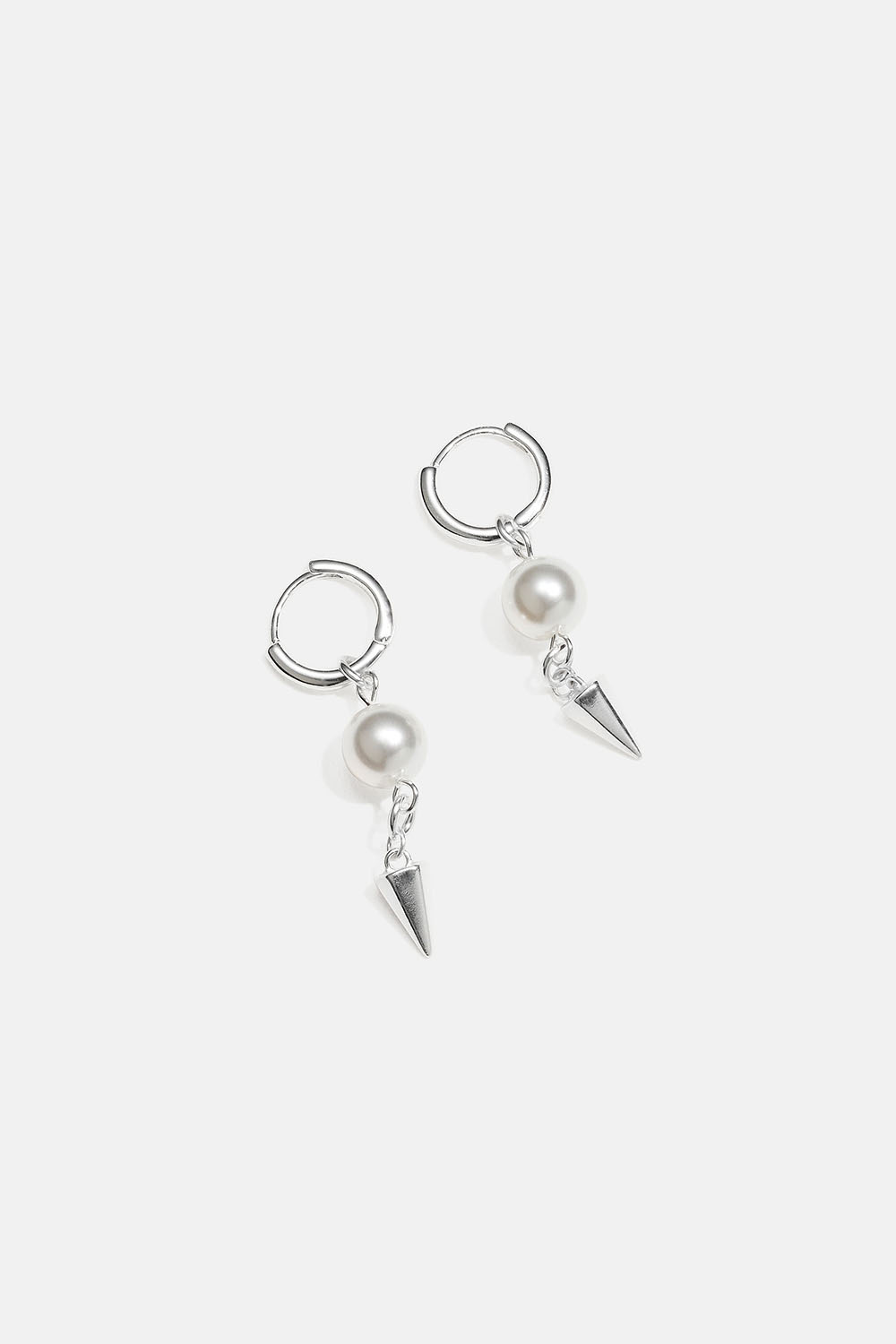 Små hoops i ekte sølv med hengende, hvite perler og stifter.