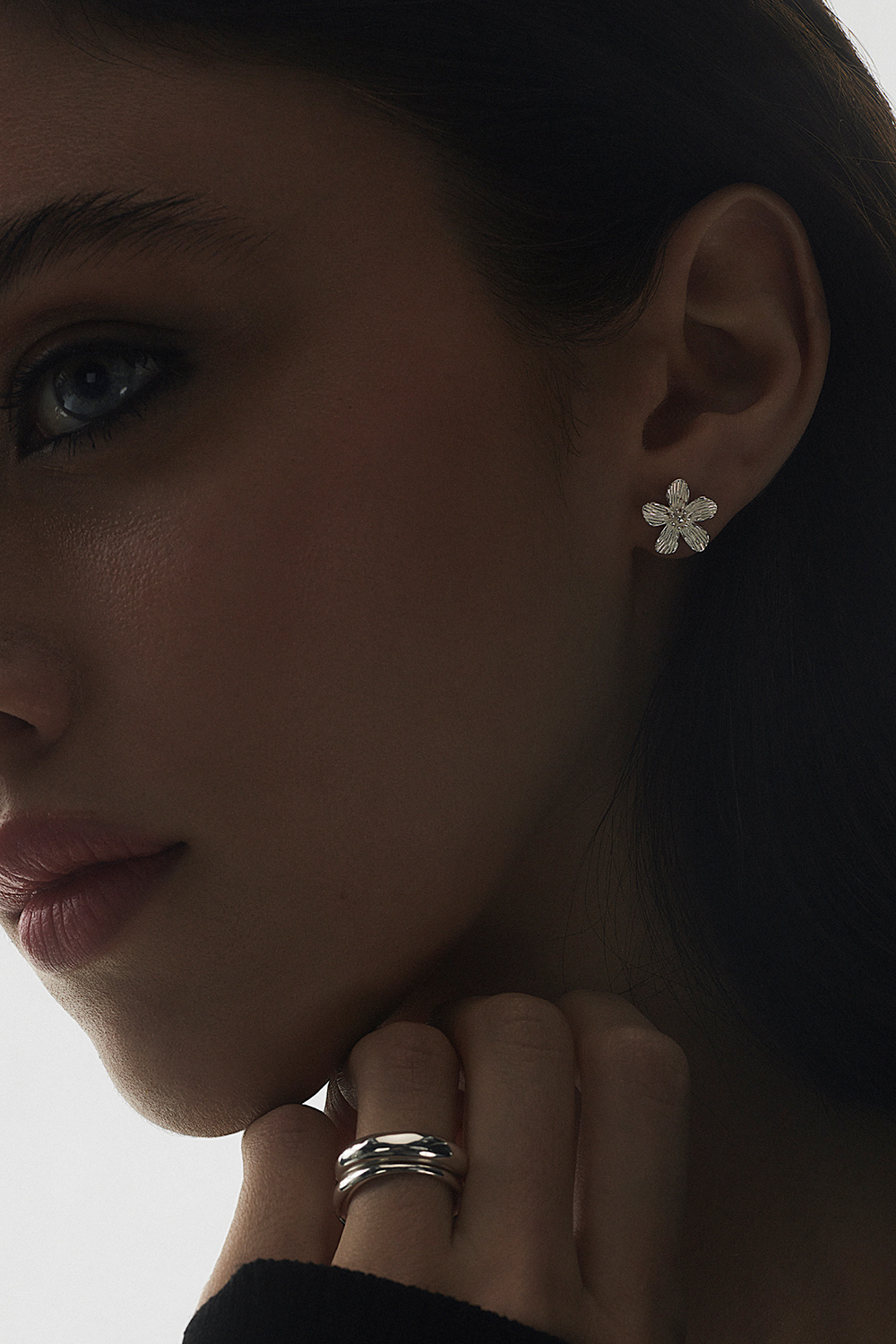 Store øredobber i ekte sølv med teksturerte blomster