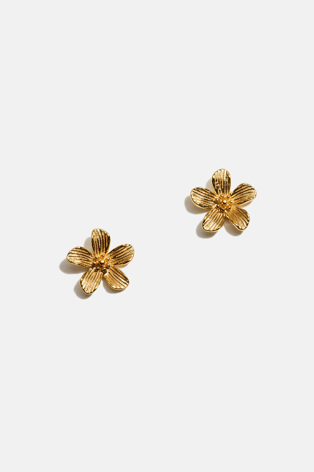 Store øredobber i 18k forgylt ekte sølv med teksturerte blomster