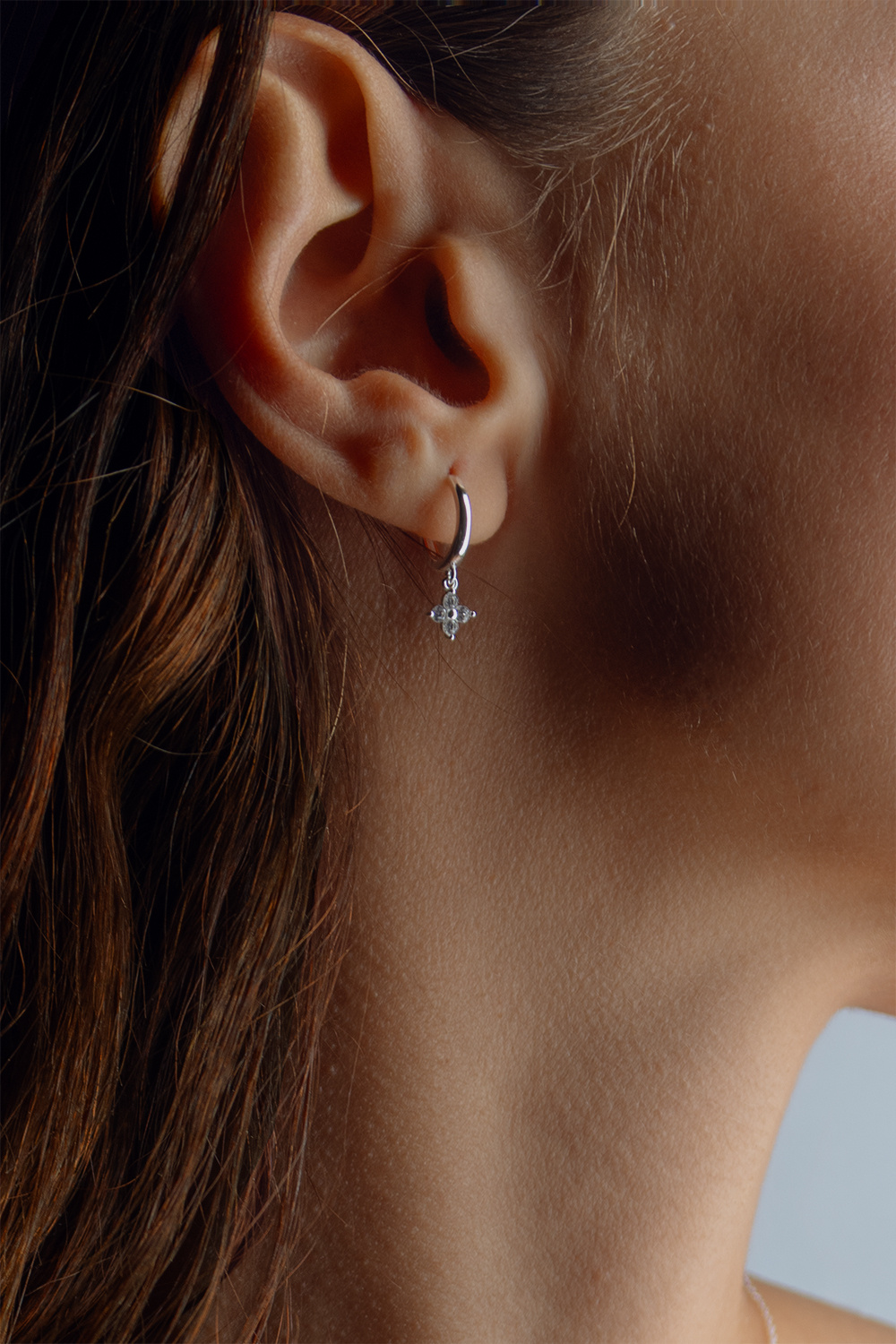 Øreringer i sterlingsølv med kubisk zirkonia-anheng