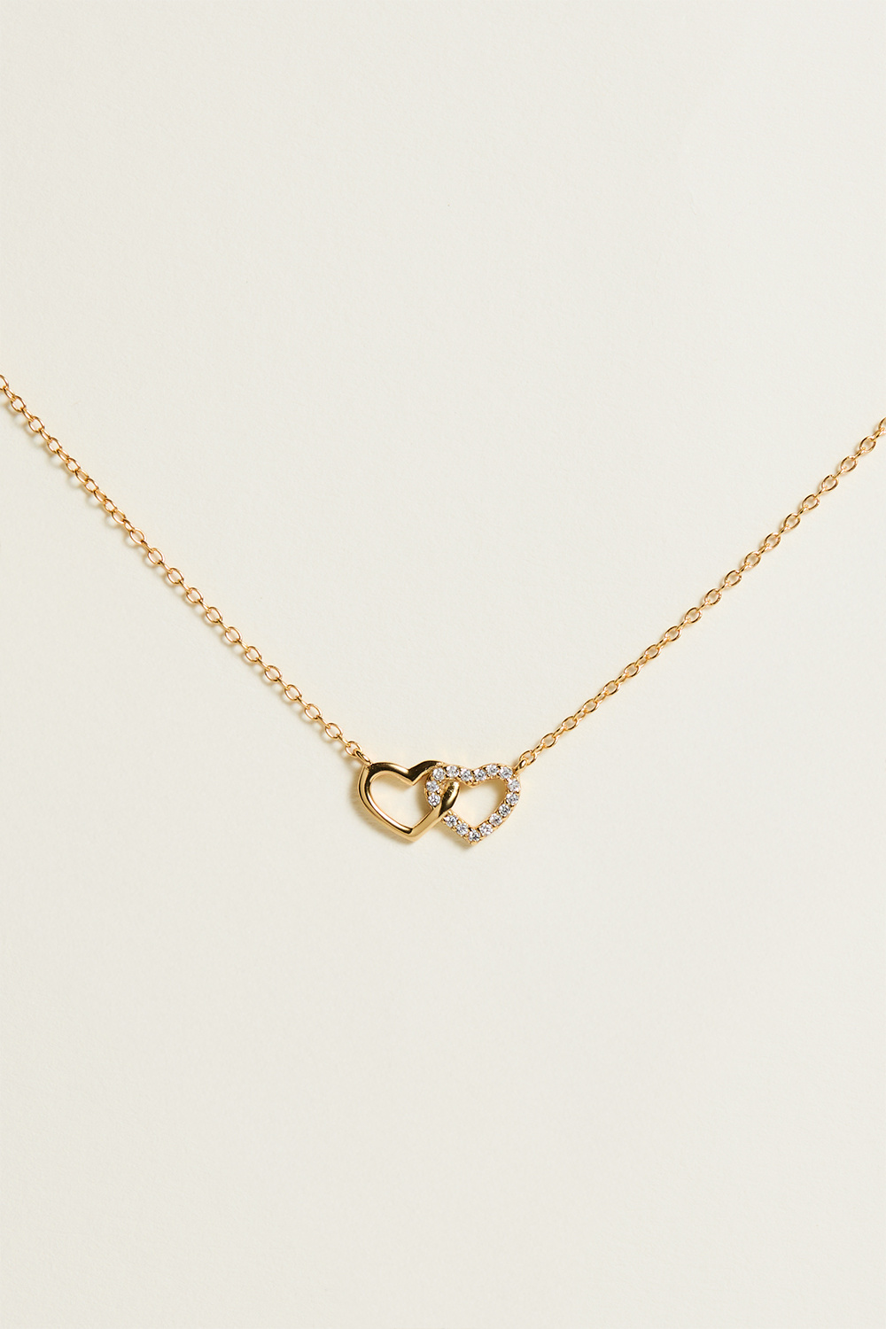 Halskjede forgylt med 18 k gull med to hjerter