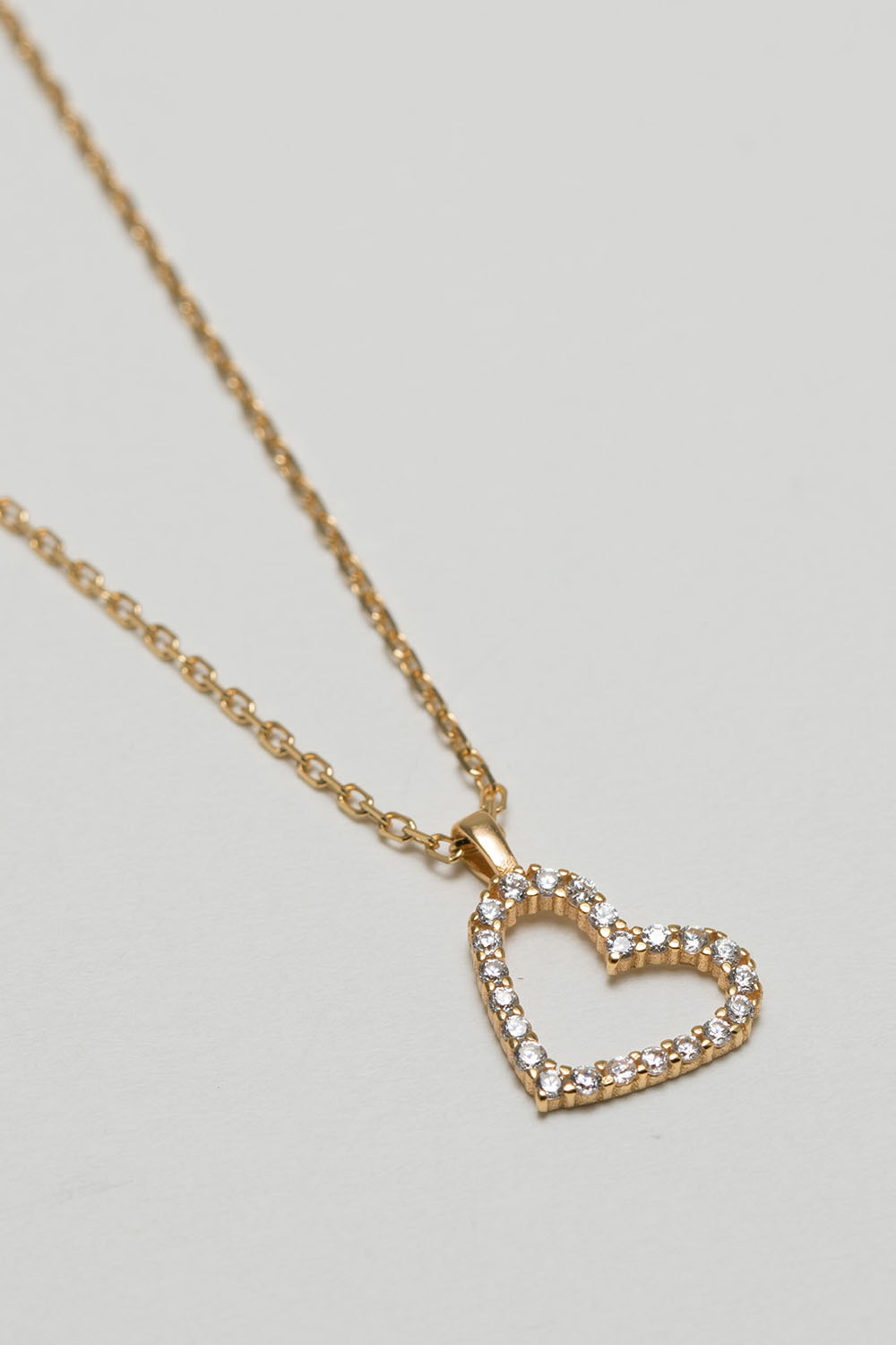 Halskjede i ekte sølv med 18 karat gullplett, med hjerteanheng og små zirkoniastener