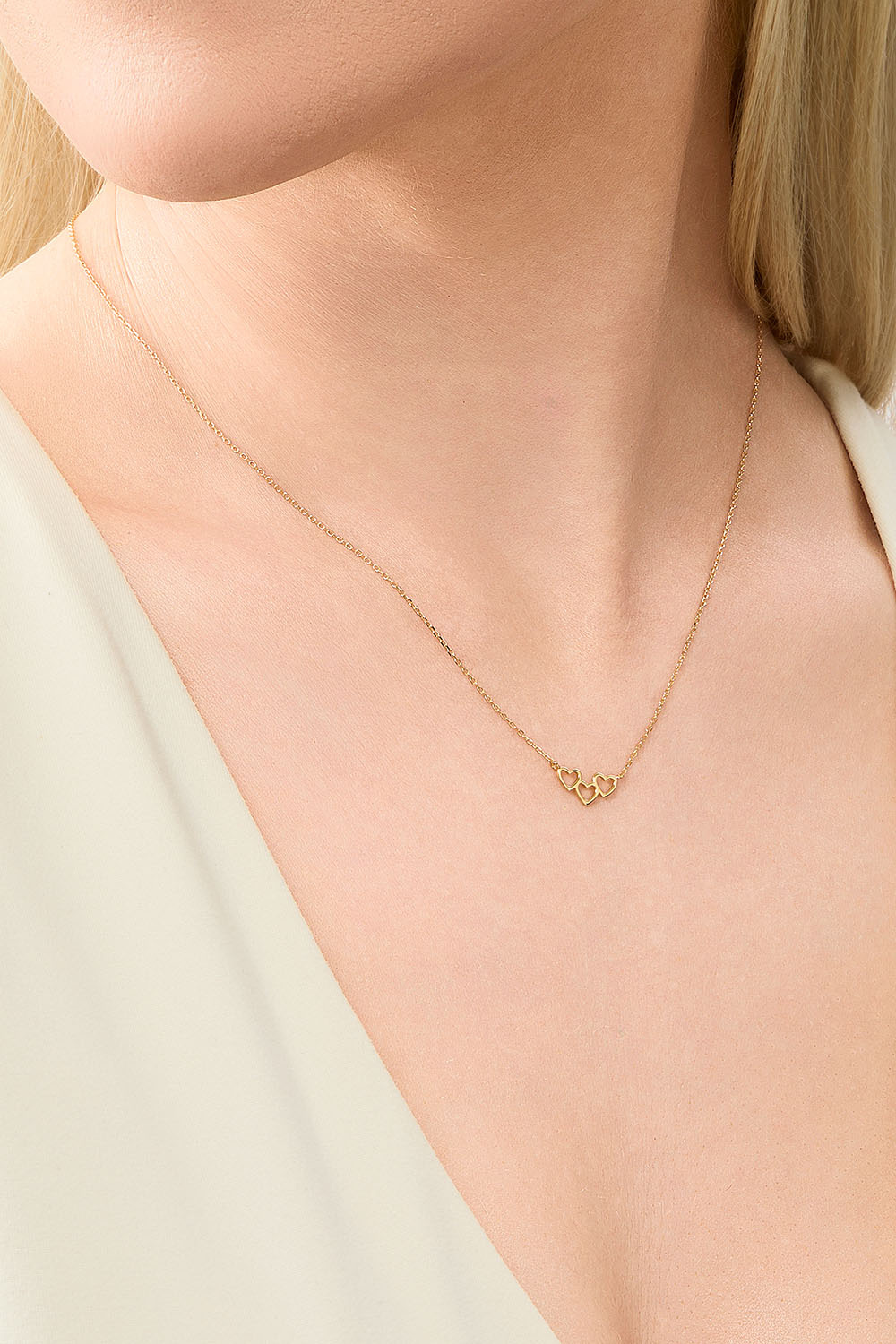 Halskjede i 18k forgylt sølv med tre hjerter