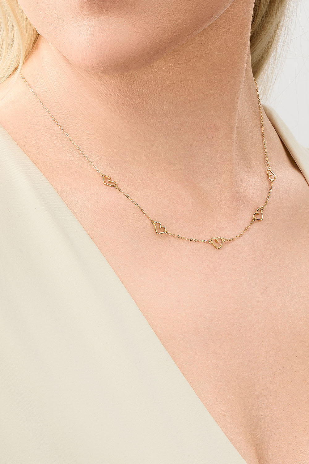 Halskjede i 18k forgylt sølv med fem hjerter