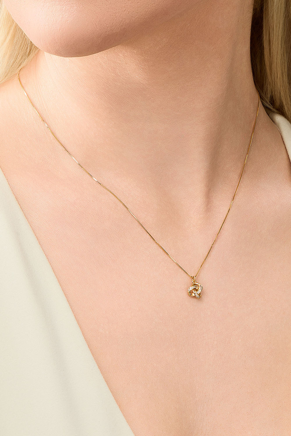 Halskjede i forgylt ekte sølv med knuteformet anheng og steiner