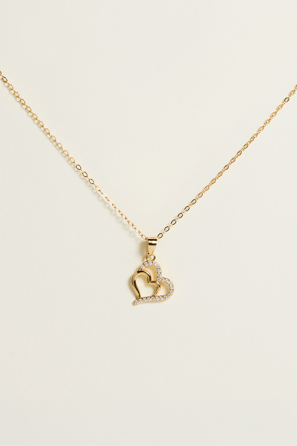 Halskjede i 18k gullbelagt ekte sølv med dobbelt hjerte og kubisk zirkonia.