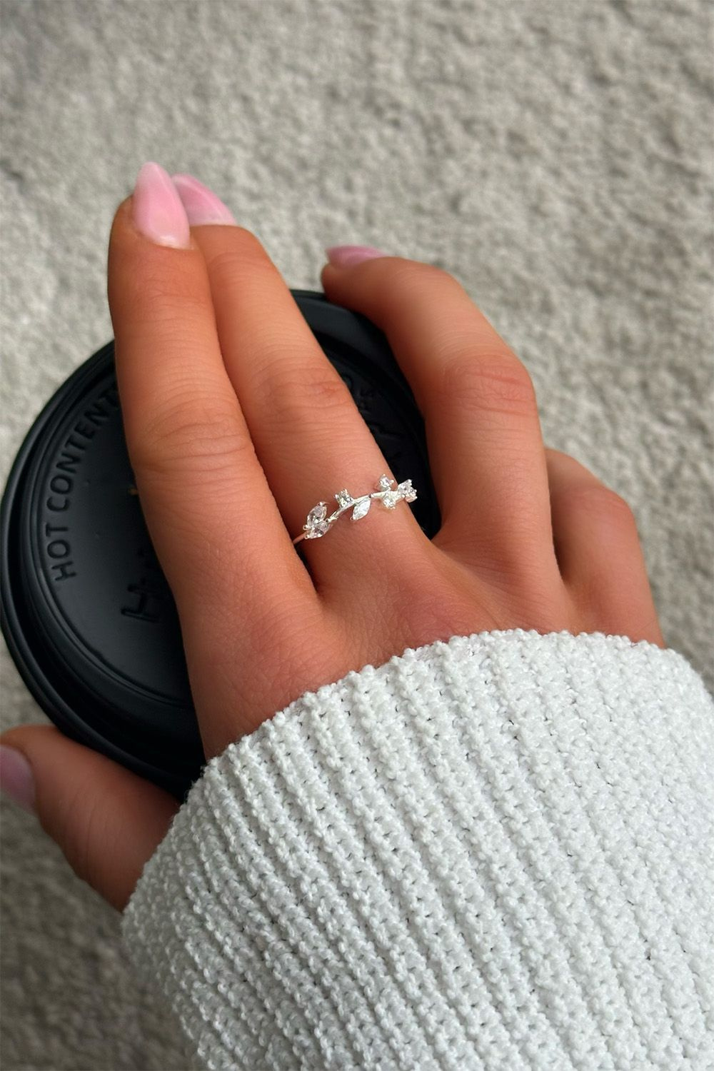 Ring i ekte sølv med bladmotiv og zirkonia