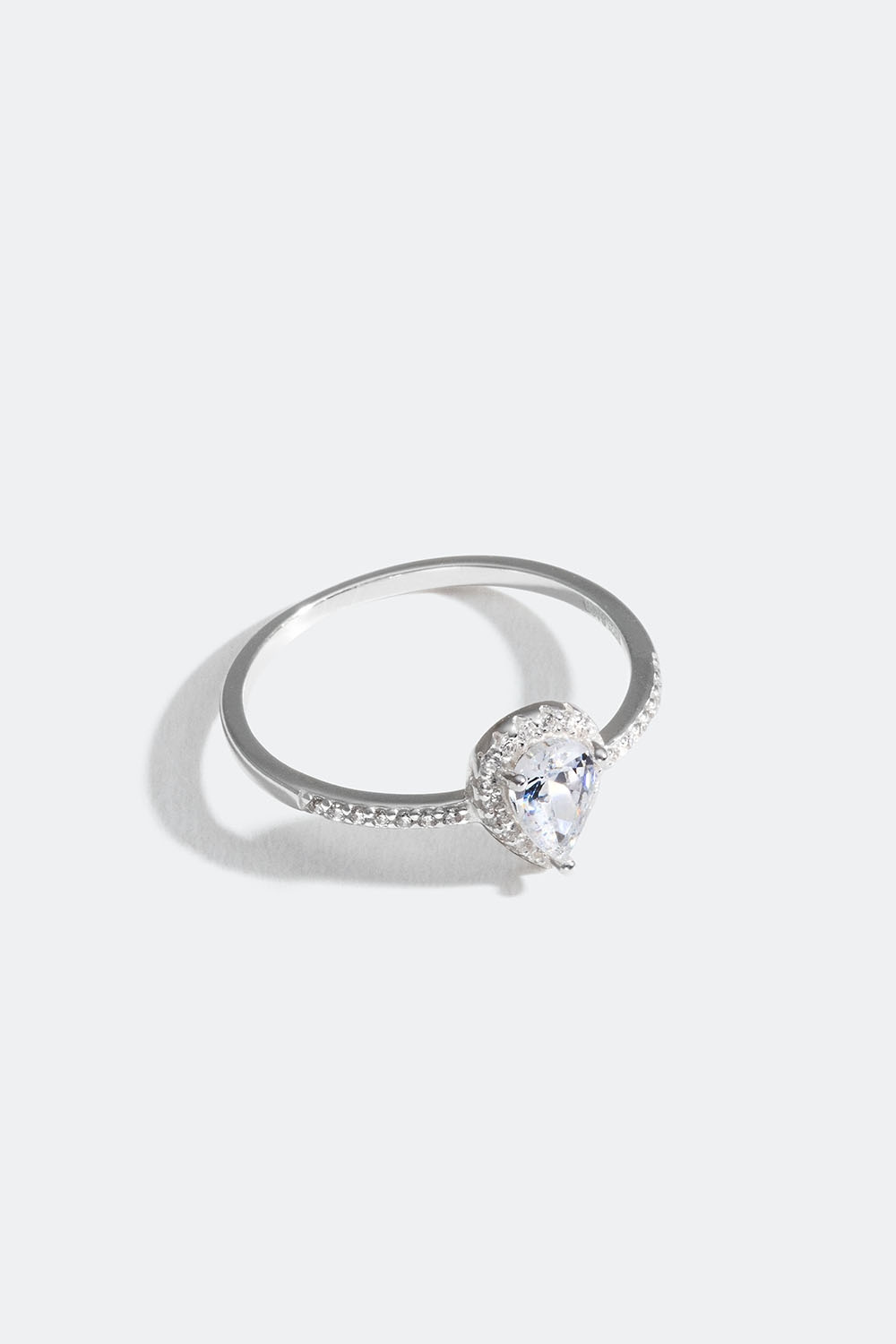 Ring i ekte sølv med dråpeformet Cubic Zirconia-stein