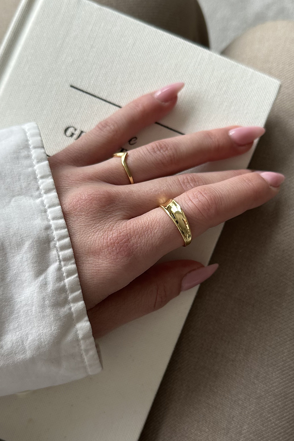 Ring i ekte sølv med 18 karat gullplett og konkav overflate